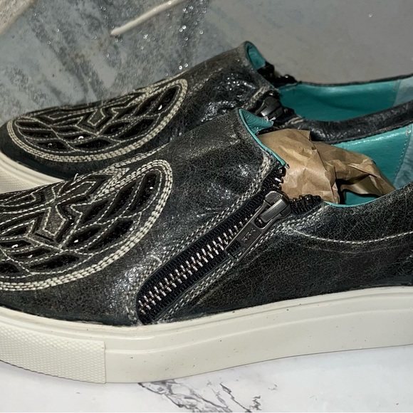 Corral Sneaker Shoes NWT. Sz 7.5 Grey Cross/Wings - Picture 2 of 14